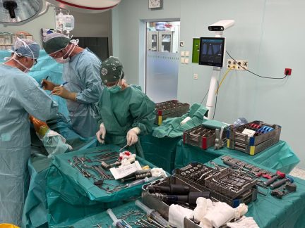 Nemocnice Prachatice rozšiřuje možnosti léčby pacientů s postižením kolenních kloubů