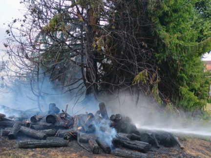 Několikametrové plameny v Sudkovicích. Hořel strom a dřevo
