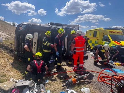 Za pondělní nehodu kamionu na D3 mohl zřejmě defekt pneumatiky. Škoda jde do milionů