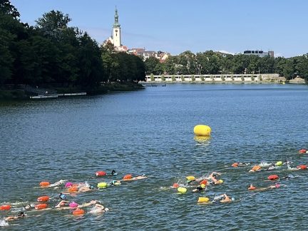 VIDEO: Jordánský maraton přilákal k táborské nádrži desítky vytrvalců