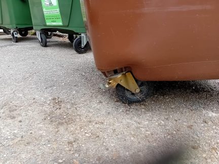 Do bioodpadu v Krumlově někdo vysypal téměř tunu hlíny. Popelnice nevydržela