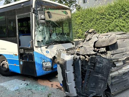 V Římově se srazilo auto s autobusem