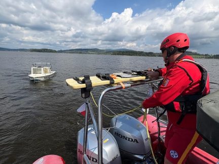 Děti vypluly na člunu na Lipno chytat ryby, vítr je zanesl k ostrovu Tajvan. Na pomoc vyjeli záchranáři