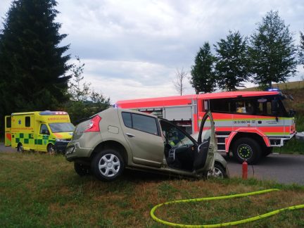 Hasiči s policisty a záchranáři vyjížděli v pátek k devíti nehodám