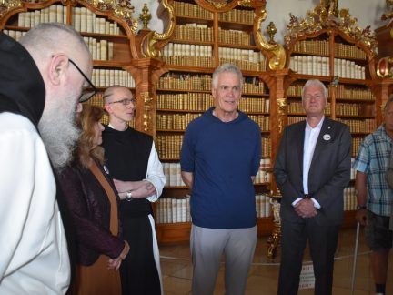 Spolek přátel Kláštera ve Vyšším Brodě zahájil práci podpisem memoranda. Byl u toho i americký velvyslanec Nicholas Merrick. K řádu cisterciáků má blízko