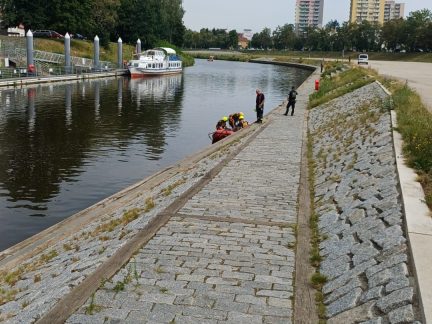 Skokan z Dlouhého mostu v Českých Budějovicích zaměstnal policii, strážníky i hasiče