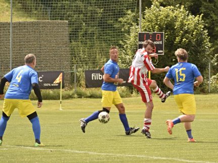 Pět stovek lidí slavilo ve Vlachově Březí návrat fotbalu na domácí trávník. Na přátelský zápas dorazilo Dynamo