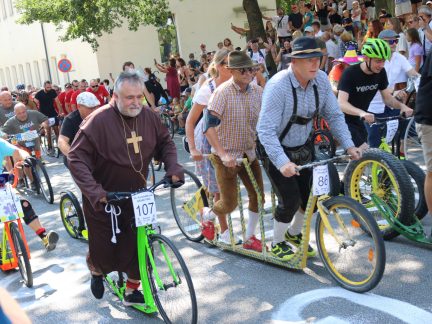 Účastníci koloběžkové Grand Prix v Bechyni musí vypít na trase pivo i mléko