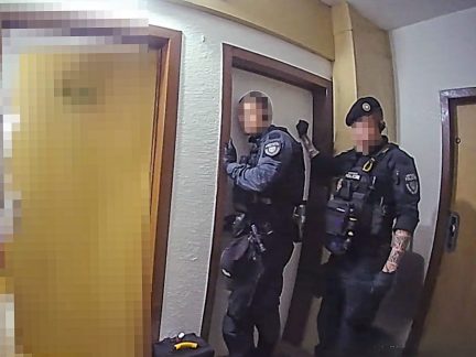 Z bytu se ozývalo sténání. Na sídliště Máj vyjížděli strážníci, policisté, hasiči i záchranáři
