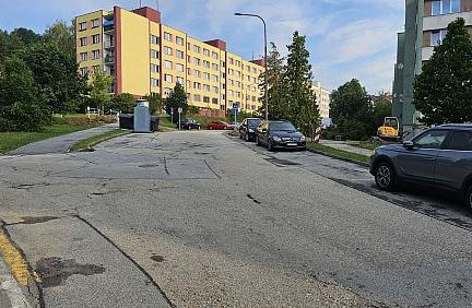 Opravy komunikací na krumlovském sídlišti Plešivec pokračují