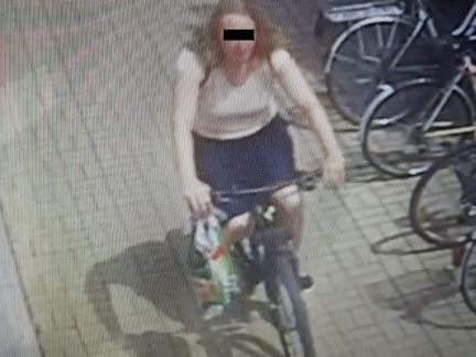 Policisté pátrají po cyklistce, která měla poničit bránu do areálu budějovické nemocnice