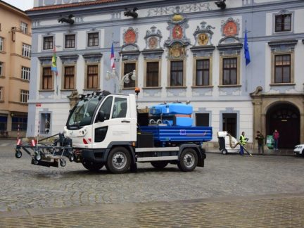 V Budějovicích se chystá blokové čištění ulic, ve kterých pořádnému úklidu brání auta