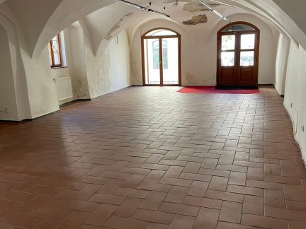 Na prachatickém náměstí skončila oblíbená parfumerie. Zákazníci litují