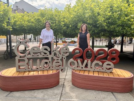 Nápis České Budějovice 2028 zdobí Lannovu třídu