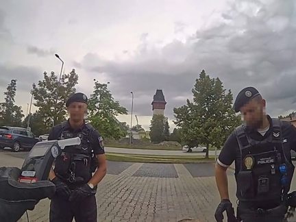 V obchodě vypil nezaplacenou lahev rumu, pak opilec padal na zaparkovaná auta