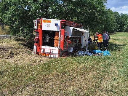 U Olešnice havarovala hasičská cisterna. Zranil se jeden hasič