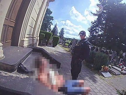 Místo obecně prospěšných prací na budějovickém hřbitově spal opilý muž za kaplí