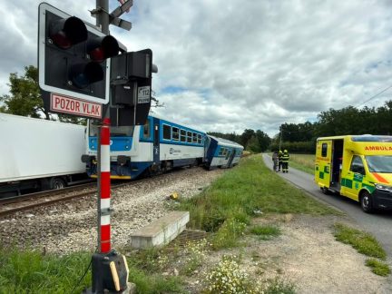 AKTUALIZOVÁNO: V Dobronicích u Chýnova se střetl vlak s nákladním autem. Čtyři zranění