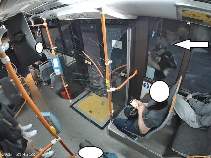 VIDEO: Muž v Sezimově Ústí kopl do dveří autobusu tak silně, až se rozbilo sklo