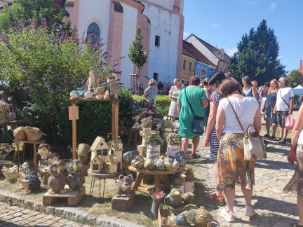 Keramické trhy v Bechyni už získávají i mezinárodní zvuk. Na náměstí se vešlo 180 stánků, bylo i 70 náhradníků
