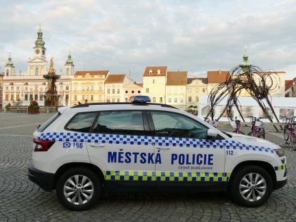 Cizí muž lezl u hotelu do auta, kde bylo malé dítě. Recepční popsala, co se odehrálo