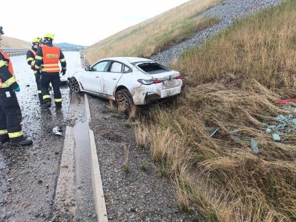 Auto skončilo mimo dálnici na náspu. Nehodu na D3 ohlásil systém e-Call