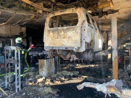 Ve Střelských Hošticích hořelo v autoservisu. Záchranáři odvezli popáleného muže