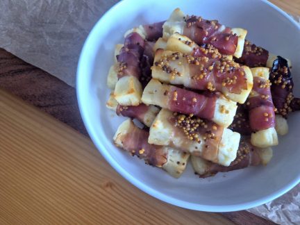 DOBROTY: Halloumi v prosciuttu s medem a hrubozrnnou hořčicí