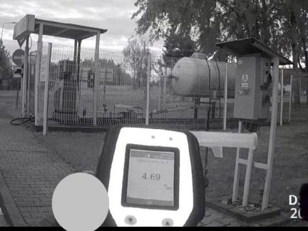 Opilci za volantem. Na benzínku dojel s téměř 5 promile a upadl, další boural