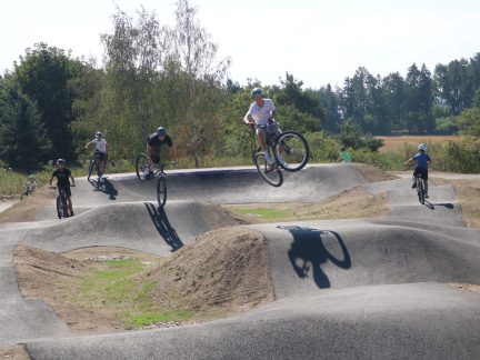 V Blatné otevřeli novou pumptrackovou dráhu