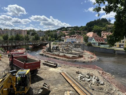 Konec přenášení lodí u mostu na Plešivci v Českém Krumlově. Část koryta Vltavy je splavná, v srpnu vyroste tubus