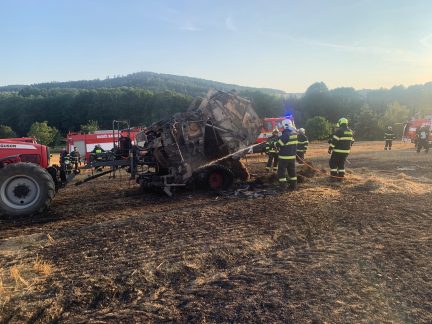 Hořela další zemědělská technika, balíkovač a traktor. Hasiči vydali souhrn rad pro zemědělce