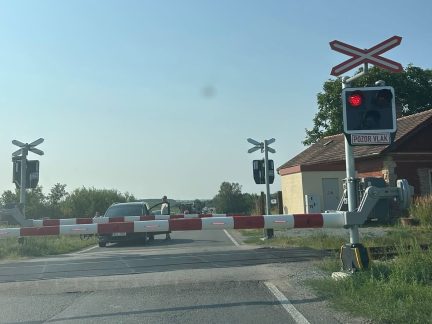 U Okrouhlé uvázly v koloně desítky aut. Deset minut po projetí vlaku stále červená
