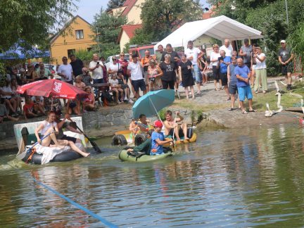 Neckyádu ve Zvíkovském Podhradí doplnily disciplíny na lávce a na laně