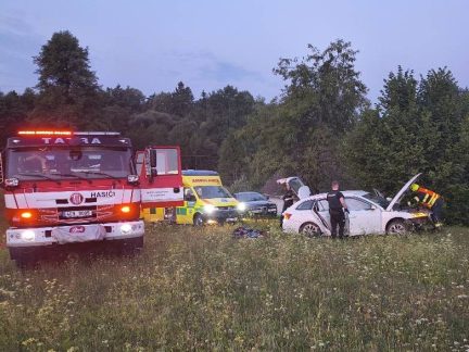 Systém eCall nahlásil další nehodu. Auto u Rankova skončilo mimo silnici, řidiče vyprošťovali hasiči
