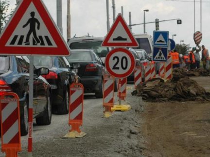 Silnice od Horní Plané do Perneku dostává nový koberec. Během prací je třeba počítat s kyvadlovým provozem