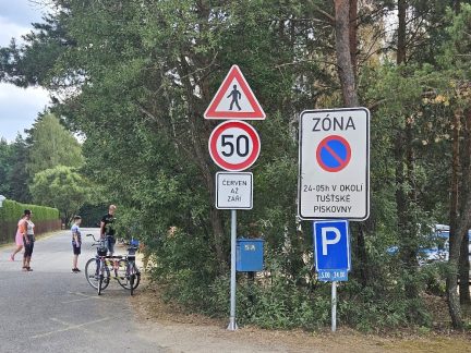 Řidiči by měli zbystřit. U tušťských pískoven přibyla přísnější dopravní omezení