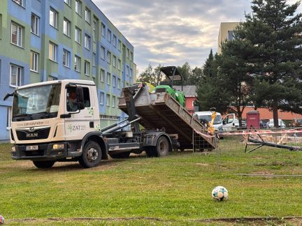 Lanová dráha, trampolína i prolézačky. Na sídlišti Míru roste hřiště za 2,4 milionu