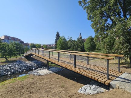 Nová lávka na Špičáku otevřela další cestu Jelení zahradou