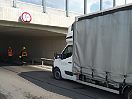 AKTUALIZOVÁNO: Nákladní auto narazilo do mostu u Rudolfova