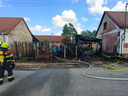 Hořelo auto i přístřešek v Rapšachu. Oheň poškodil také střechu sousedního domu