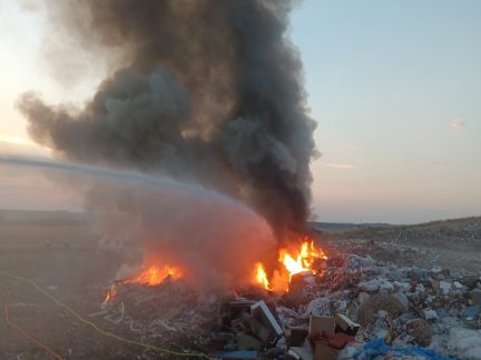Požár odpadu v Želči zaměstnal několik jednotek hasičů