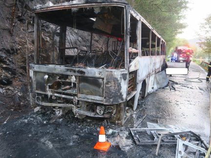AKTUALIZOVÁNO: Tragická nehoda autobusu si vyžádala život motorkáře
