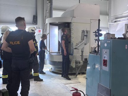 V Mříči hořel stroj ve výrobní hale. Škoda je 750 tisíc