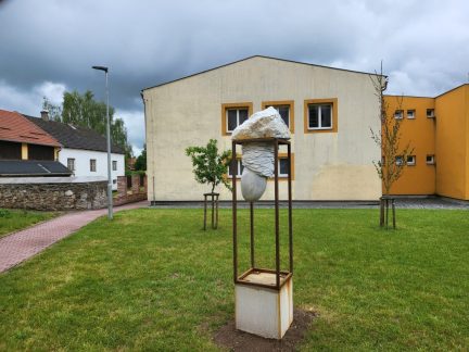 Socha, ve které část veřejnosti spatřuje penis, bude v Plané nad Lužnicí přemístěna