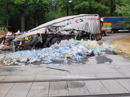 Střet nákladního auta s vlakem zastavil železniční dopravu. Více než 20 cestujících bylo evakuováno