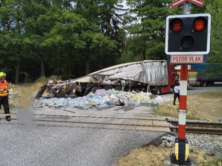 AKTUALIZOVÁNO: Střet nákladního auta s vlakem zastavil železniční dopravu. Více než 20 cestujících bylo evakuováno