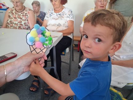 Na zmrzlinku k babičce. Děti z Milísku potěšily seniory