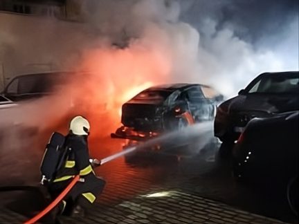 Nový elektromobil hořel v areálu autosalonu v Litvínovicích