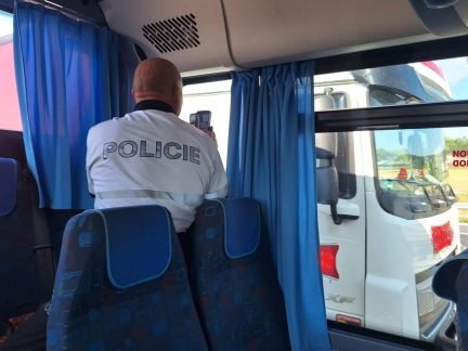Policejní akce Autobus. Z autobusu policisté vidí, co se děje v kabinách nákladních aut